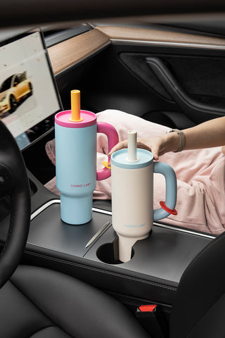 Chako Lab BaWang termos šalica 1.1L, plava i bijela, u automobilu uz držač za čaše