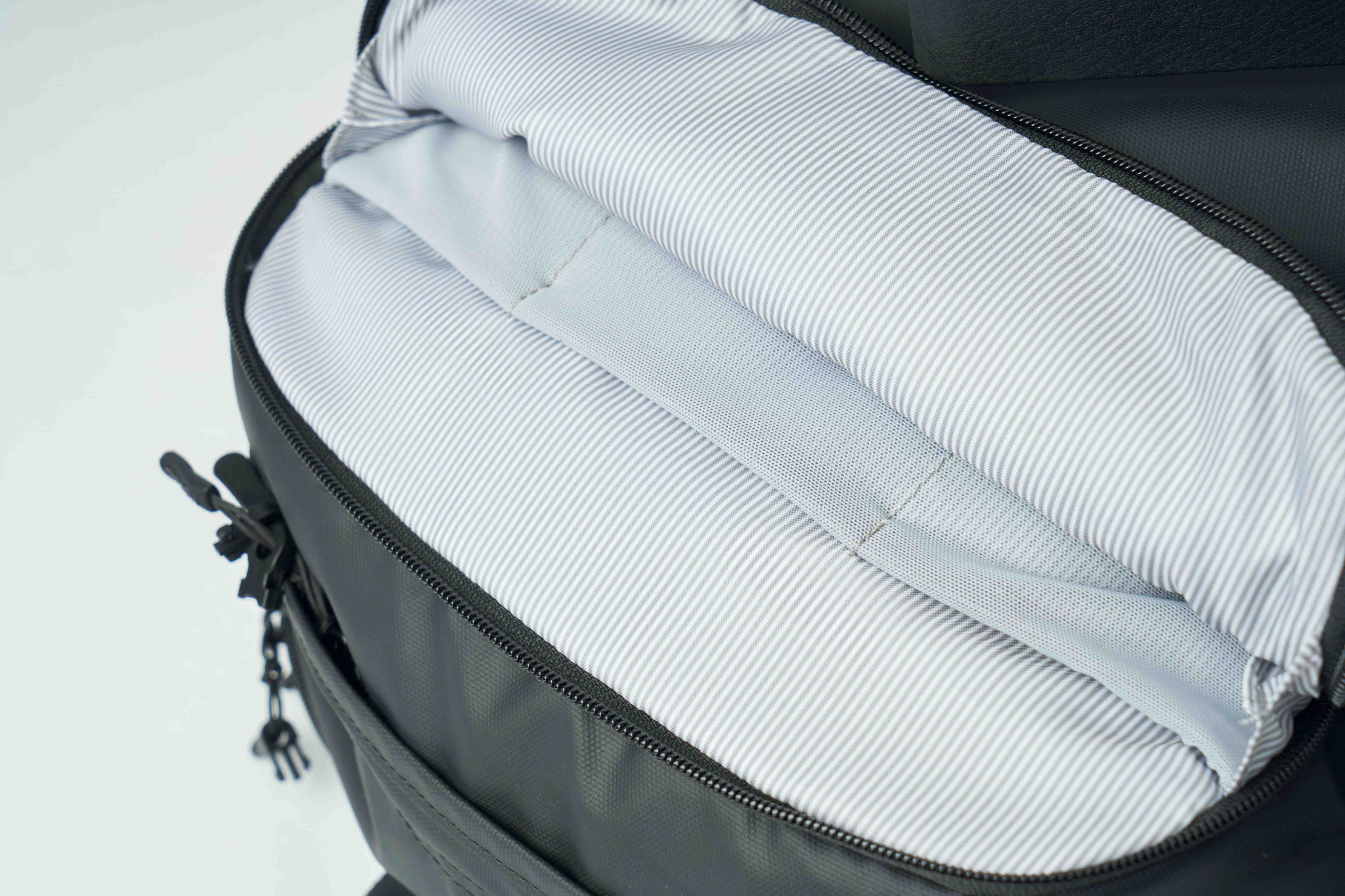 Ruksak MORAL BAGS Nova Straya, crna, podstavljeni laptop pretinac s mekanom prugastom podstavom za zaštitu uređaja do 17"
