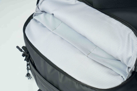 Ruksak MORAL BAGS Nova Straya, crna, podstavljeni laptop pretinac s mekanom prugastom podstavom za zaštitu uređaja do 17"