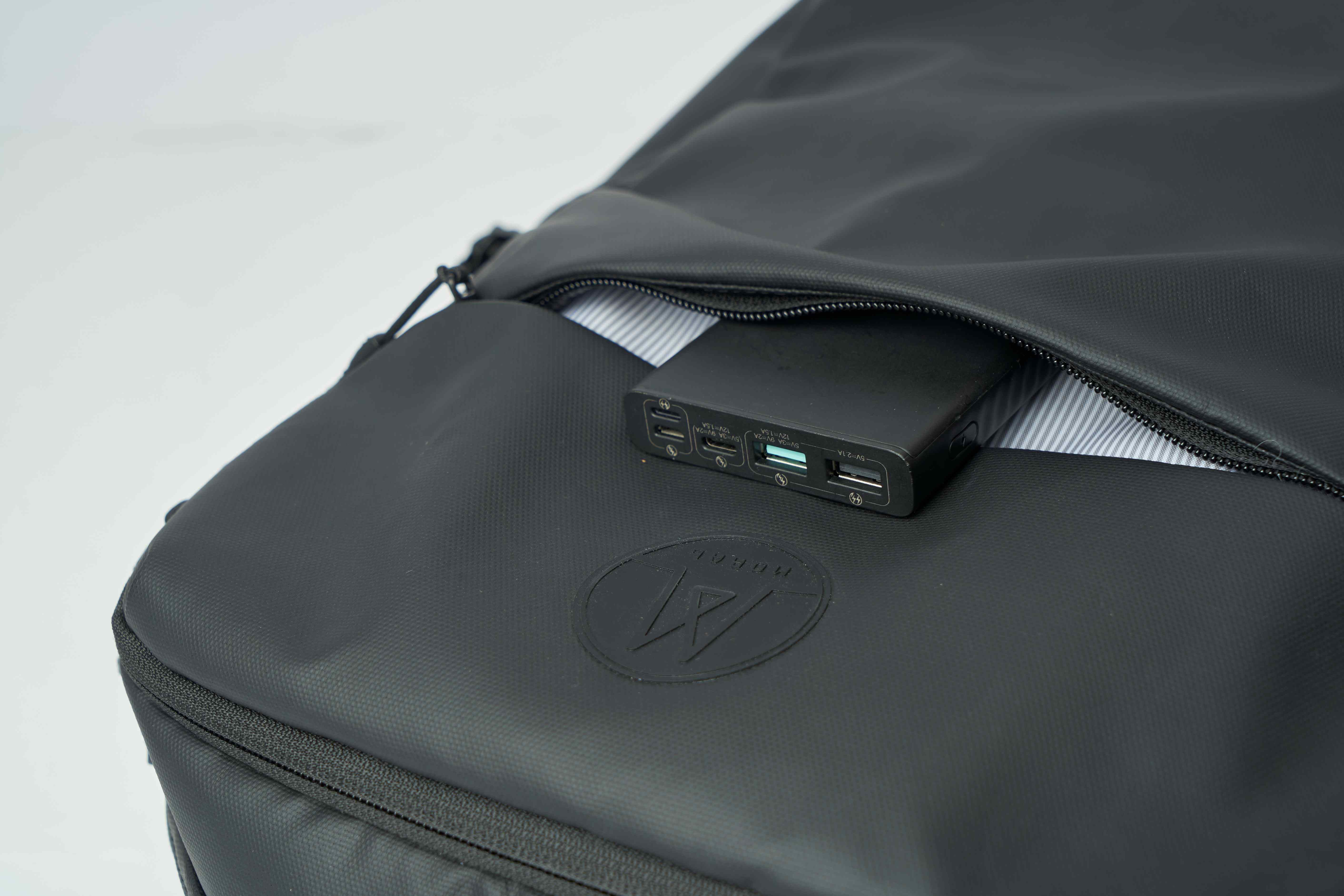 Ruksak MORAL BAGS Nova Straya, crna, gornji džep s brzim pristupom za powerbank ili sitnice, vodootporni rPET