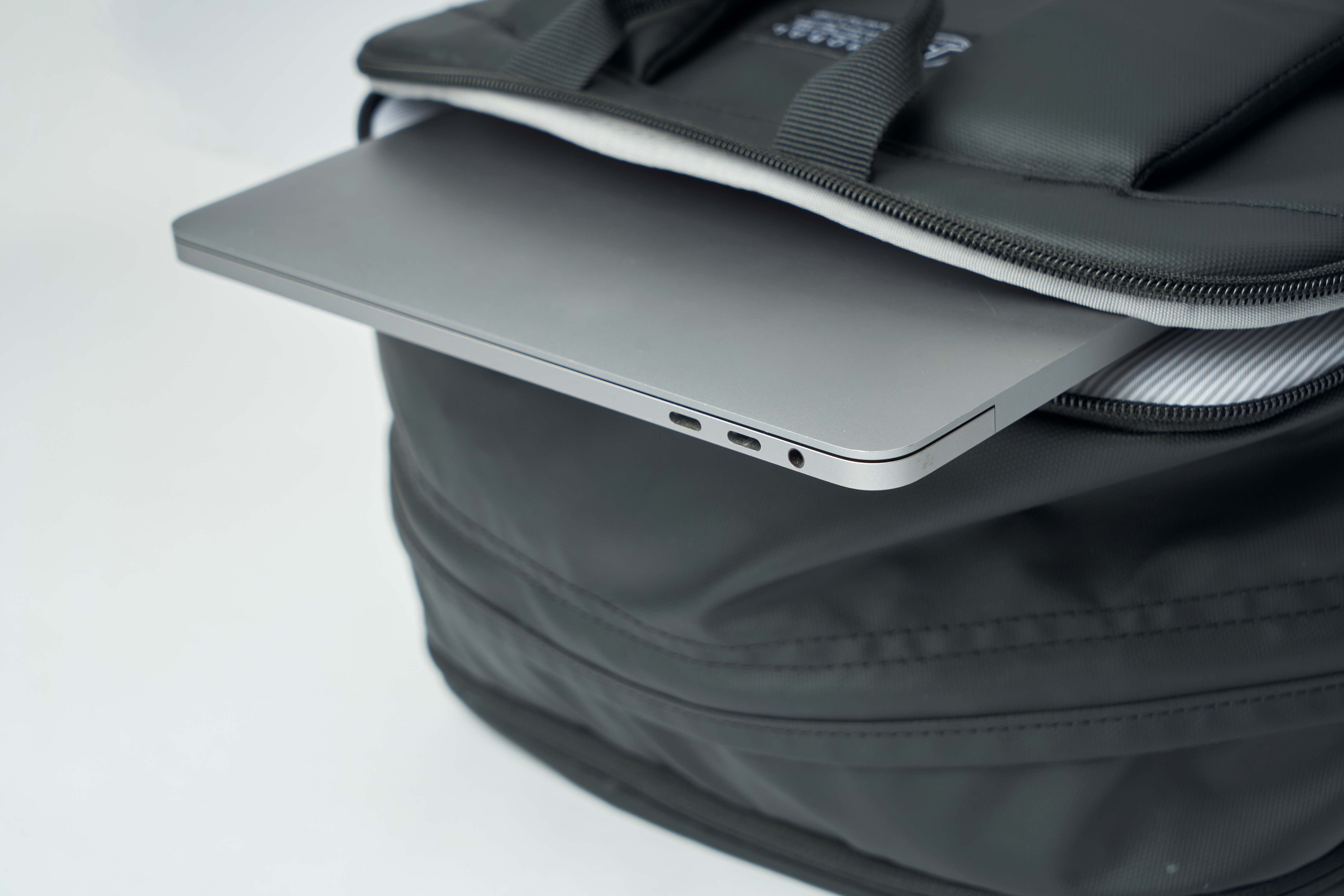 Ruksak MORAL BAGS Nova Straya, crna, podstavljeni pretinac za laptop do 17 inča s prugastom unutrašnjošću