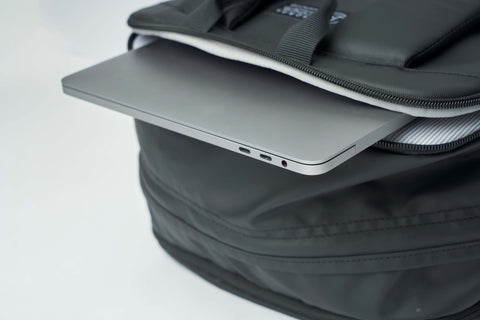 Ruksak MORAL BAGS Nova Straya, crna, podstavljeni pretinac za laptop do 17 inča s prugastom unutrašnjošću