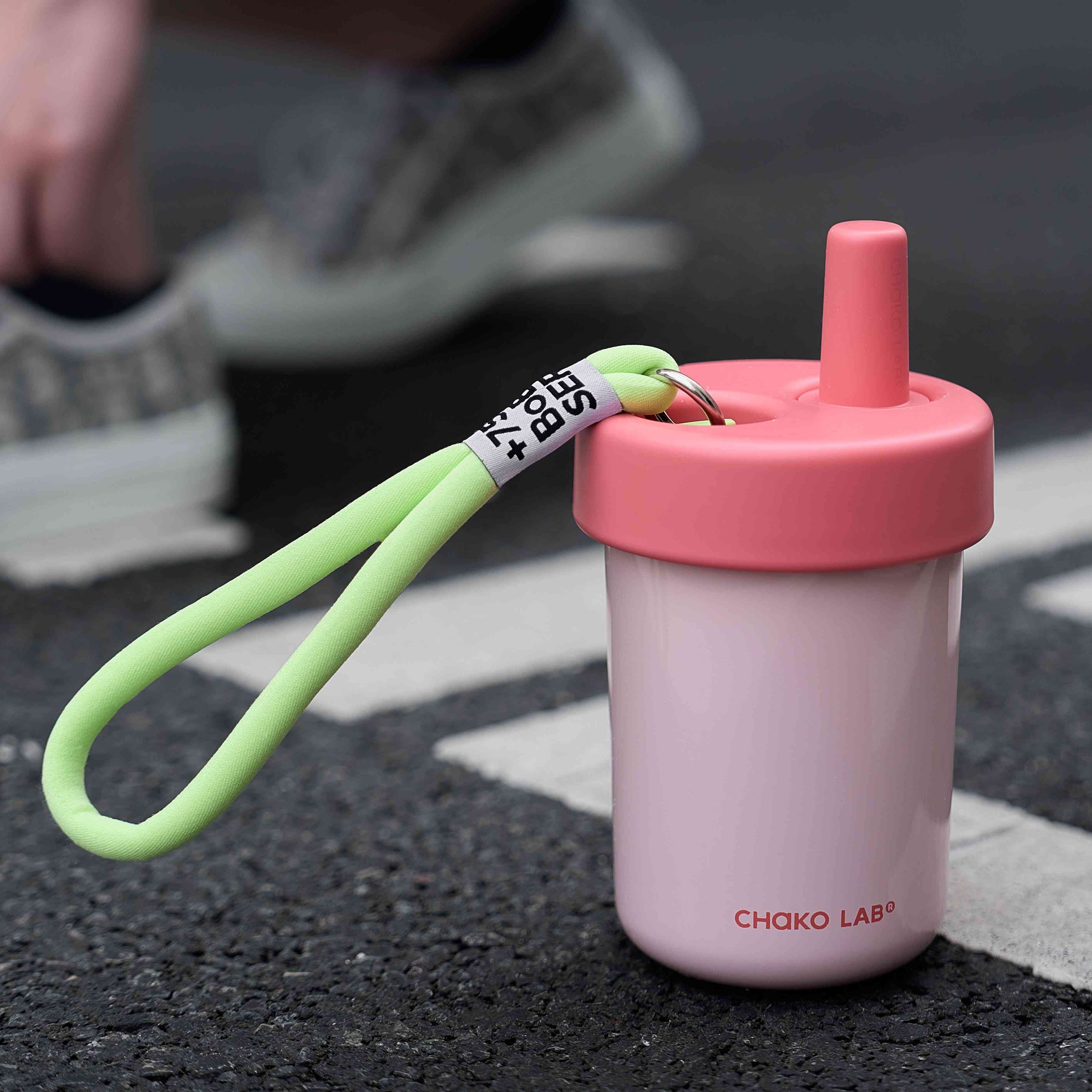 Chako Lab Bobo termos šalica i posuda 485ml, ružičasta, sa zelenim remenom, na cesti