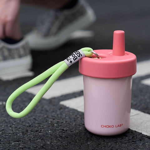 Chako Lab Bobo termos šalica i posuda 485ml, ružičasta, sa zelenim remenom, na cesti