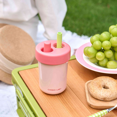 Chako Lab Bobo termos šalica i posuda 485ml, ružičasta, na piknik stolu u prirodi