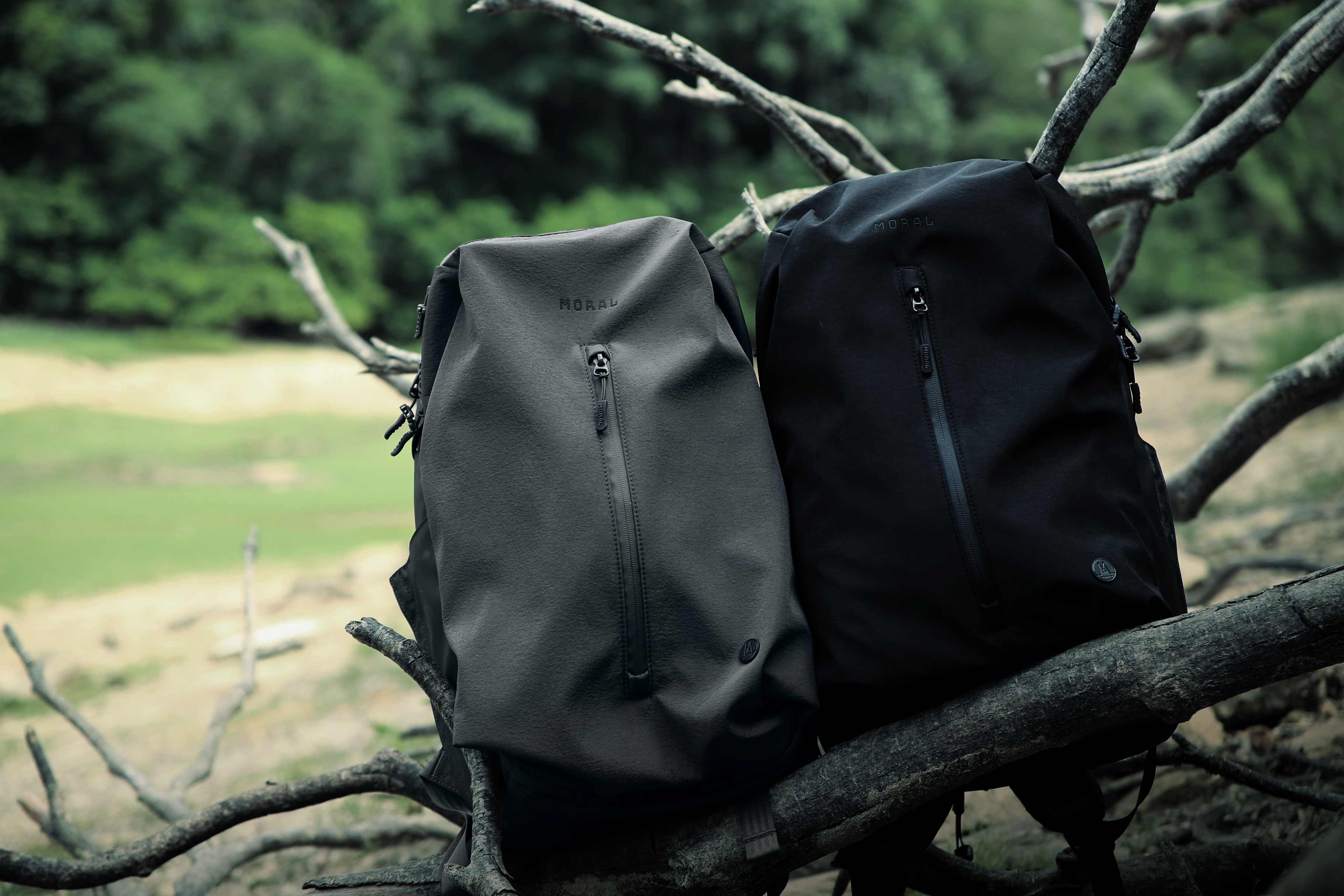 Ruksak MORAL BAGS Umago Ronin, crna i siva varijanta, rPET nylon, proširivi kapacitet 21–25L