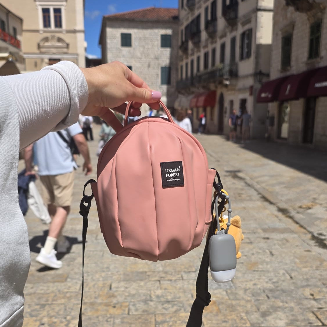 Urban Forest Beetle Mini SkinTouch torbica, ružičasta, na ulici